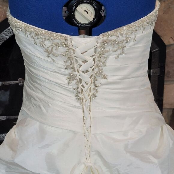 Gorgeous Private Collection Wedding Gown – Corset Back • Size 18–22 Adjustable - Picture 4 of 15